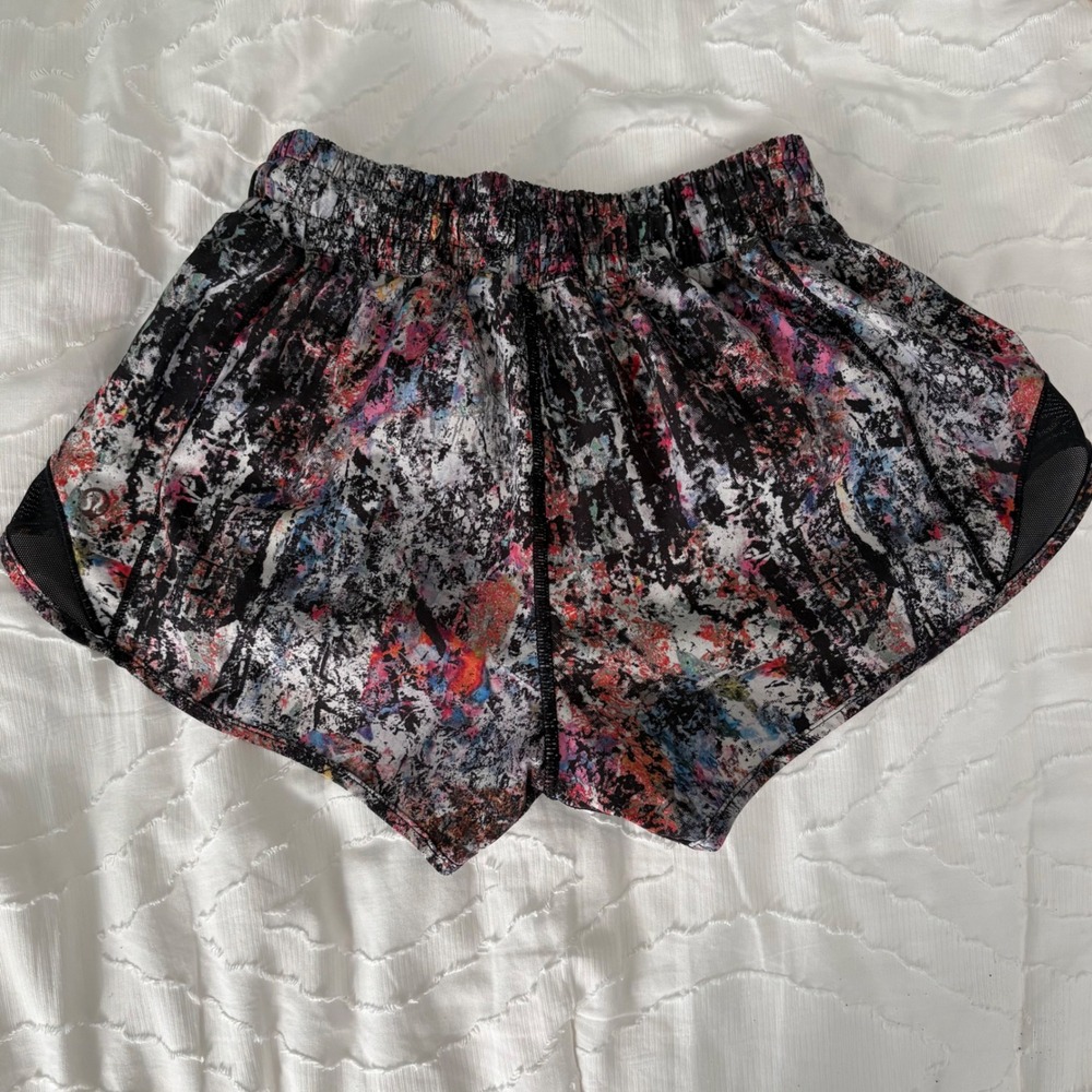 Lululemon Hotty Hot Shorts Women 2 Multi Color Good Low Rise 2.5 Inseam